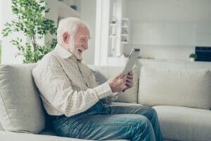 How to Help Elderly People Use the Internet Acticheck